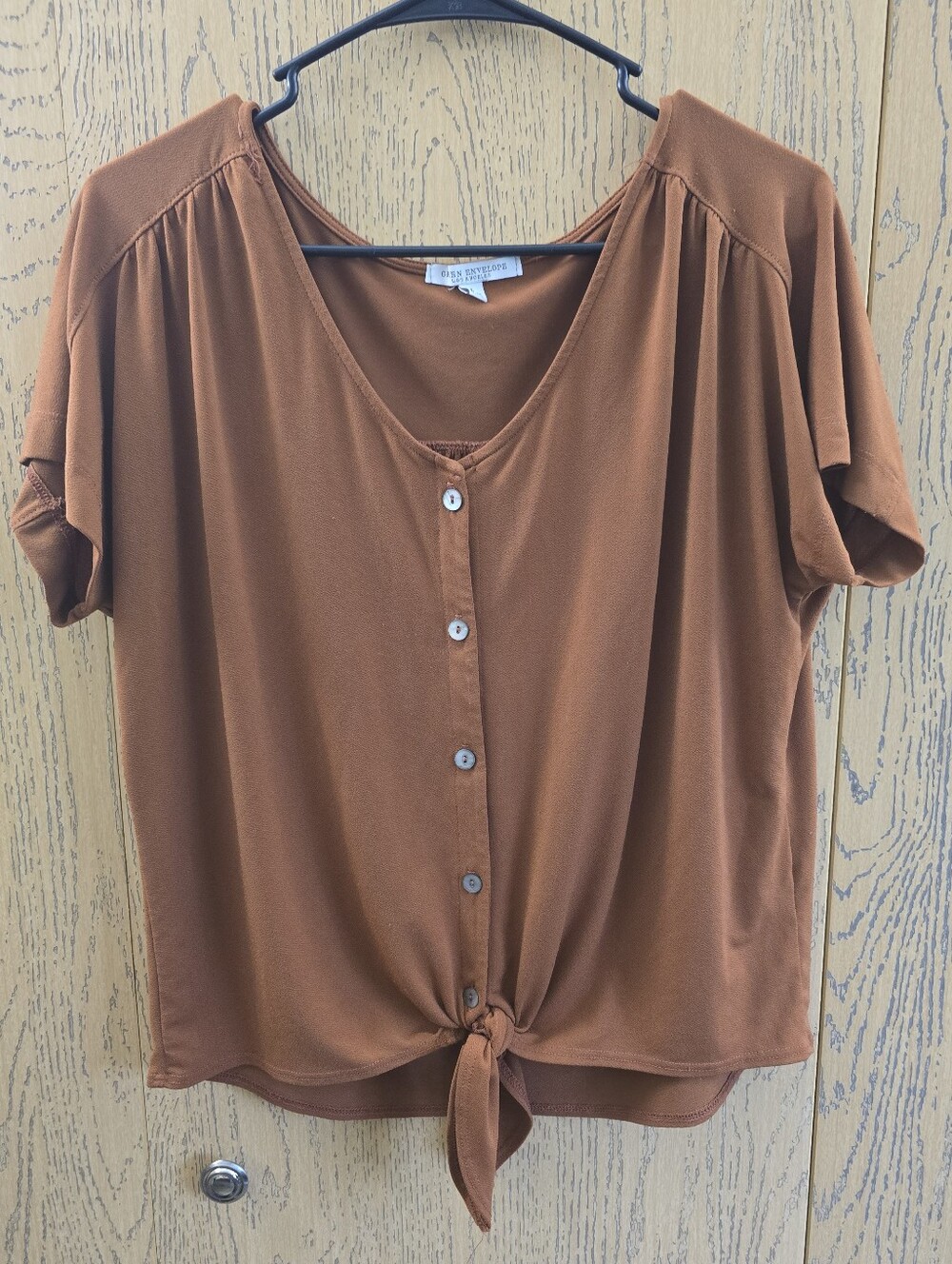 Chelsea & Violet Rust Button-Front Tie-Hem Short Sleeve Top